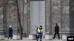 Полицейский и прохожие у здания ФСБ в Москве.