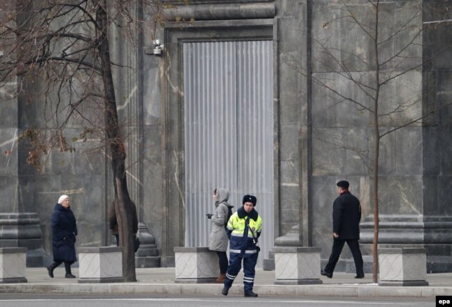 Вход в здание ФСБ после акции Павленского