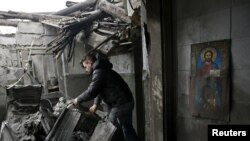 Иллюстрационное фото. Местный житель в разрушенном доме в Макеевке. 24 марта 2016 года