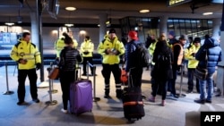 На залізничній станції аеропорту Каструп біля столиці Данії Копенгагена у прибульців перевіряють документи, 4 січня 2016 року