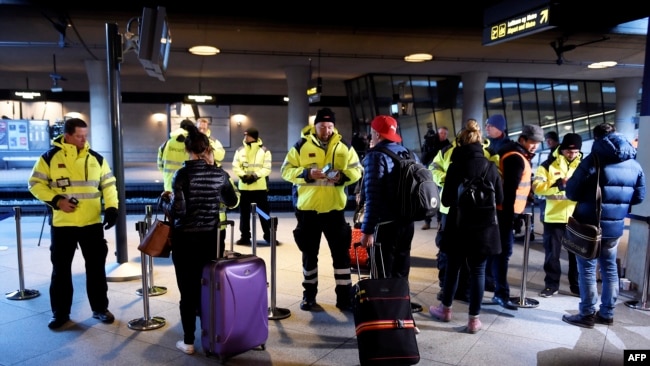 Сотрудники полиции Дании проверяют документы пассажиров на железнодорожной станции международного аэропорта Каструп. Копенгаген, 23 сентября 2025 года