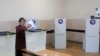 Një grua duke votuar në një qendër votimi në Mitrovicë të Veriut - Fotografi ilustruese nga arkivi.