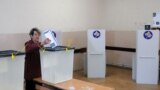 Një grua duke votuar në një qendër votimi në Mitrovicë të Veriut - Fotografi ilustruese nga arkivi.