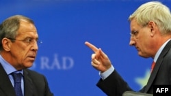 Швецияның сыртқы істер министрі Карл Бильдт (оң жақта) ресейлік әріптесі Сергей Лавровпен сөйлесіп тұр. Брюссель, 19 қазан 2009 жыл.