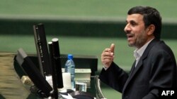 Özüne bildirilýän aýyplamalary ret edýän Ahmedinejad şikaýatlara jogap bermek üçin 8-nji marta çenli parlamente barmaly.