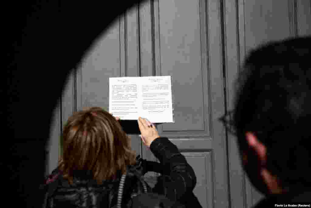 Жінка читає оголошення на дверях театру &laquo;Ла скала&raquo;, закритого через спалах коронавірусу в регіоні