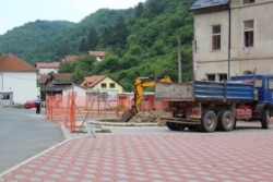 Spomenik miru u Srebrenici zamišljen je kao mesingana skulptura na postamentu u vidu podlaktica ruku čije šake na dlanovima drže planetu Zemlju na čijem vrhu, zagrljeni stoje četvero djece.