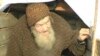 Василий Бекетов выглядывает из своей старой землянки. Семей, ноябрь 2008 года. Фото предоставлено студией «Альфа-Марино».