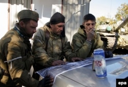 Бойовики угруповання «ДНР» розглядають на карті свої позиції недалеко від аеропорту Донецька, 3 жовтня 2014 року