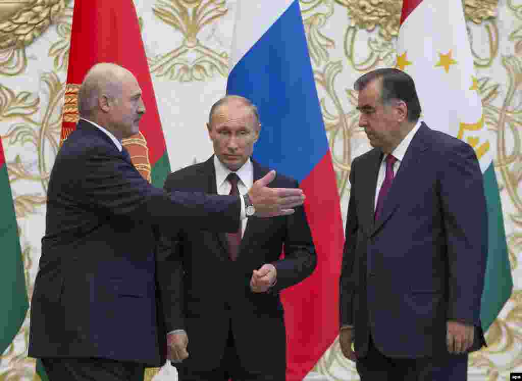 Президенты Беларуси, России и Таджикистана - Александр Лукашенко, Владимир Путин и Эмомали Рахмонов 