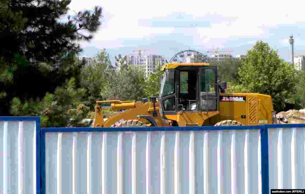 “Altyn asyr” seýilgähi paýtagtda Türkmenbaşynyň ertekiler dünýäsi açylanda, ýagny 2006-njy ýylda gurlupdy.