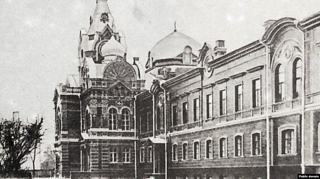 Минская Покровская (Крестовая) церковь и дом архиерея, где в 20-е годы ХХ в.  жил митрополит Мельхиседек Паевский.  Сейчас на этом месте Центральный Дом офицеров.