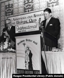 Рональд Рейган выступает на митинге в поддержку кандидата в президенты Барри Голдуотера в Лос-Анджелесе. 1964