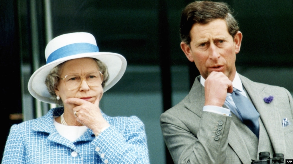  Кралица Елизабет и синът ѝ принц Чарлз гледат конни надбягвания на 40-годишнината от нейната коронация, 2 юни 1993 година 