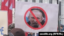 An opposition demonstration on Pushkin Square in Moscow -- bloggers have accused a state TV report of spreading lies and false information. 