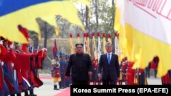 Лидер Северной Кореи Ким Чен Ын (слева) и президент Южной Кореи Мун Чжэ Ин на церемонии приветствия. Южная сторона приграничного пункта Пханмунджом, 27 апреля 2018 года.