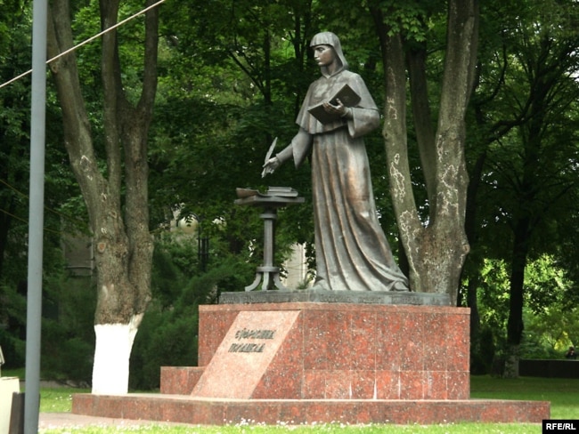 Помнік Эўфрасіньні Полацкай каля БДУ
