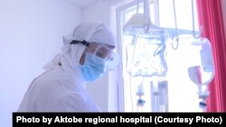 По официальным данным, от коронавируса и вызванной им пневмонии в Казахстане умерли больше двух тысяч человек, среди них немало врачей. Эксперты считают, что заражение врачей – один из главных индикаторов состояния здравоохранения во время эпидемий.
