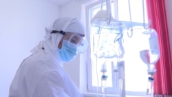 Медработник в Актюбинском медицинском центре.