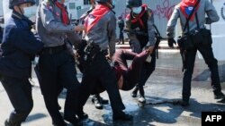 Задержание протестующих в Бирме, Мьянма, 9 февраля 2021 года.