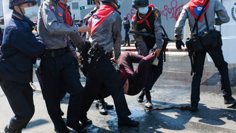 Poliția din Myanmar i-a dispersat cu forța pe protestatarii împotriva recentului puci