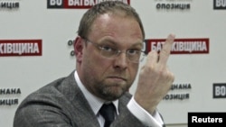 Сергій Власенко «відповідає» на запитання про обвинувачення проти нього, про які він заявив, 21 січня 2013 року