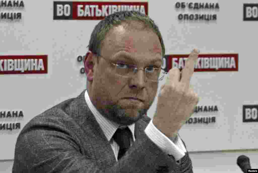 Serhiy Vlasenko, a lawyer for jailed former Ukrainian Prime Minister Yulia Tymoshenko, gestures as he reacts to a journalist's question during a news conference in Kyiv about the case. (Reuters/Stringer)