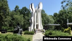 Spomenik u šumi Brezovica, arhivska fotografija
