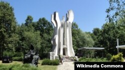 Spomenik u šumi Brezovica