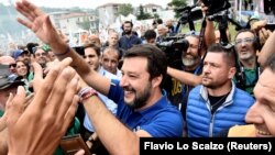 Mateo Salvini sa pristalicama na skupu "Lige", Pontida, Italija