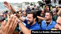 Lider Lige Matteo Salvini sa pristalicama, septembar 2019. 