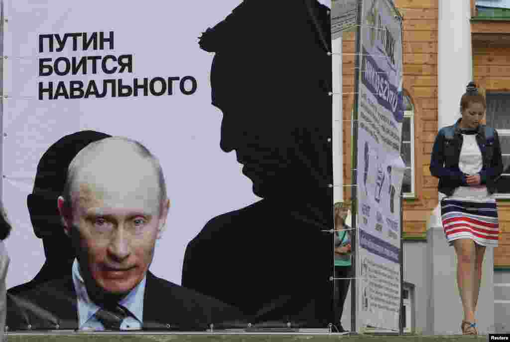 A banner with an image of Russian President Vladimir Putin says, "Putin is afraid of Navalny," on a street in Kirov, where opposition leader Aleksei Navalny was jailed for five years for embezzlement. (Reuters/Sergei Karpukhin)