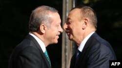 Recep Tayyip Erdogan (solda) və İlham Əliyev (arxiv fotosu)