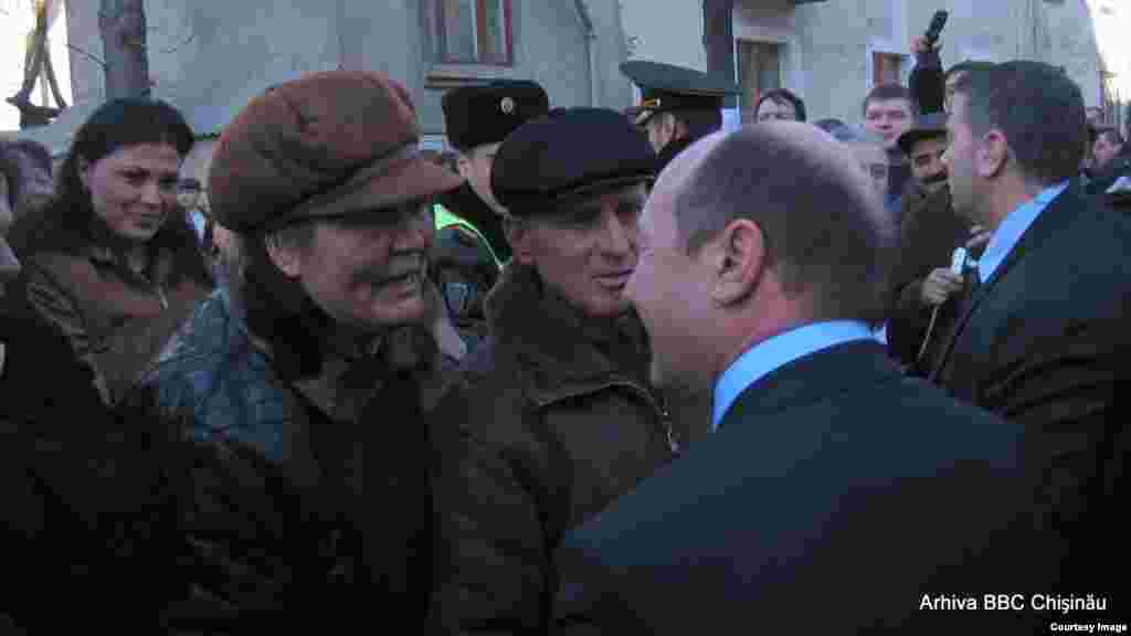 16 ianuarie 2007. Traian Băsescu face baie de mulţime la consulat