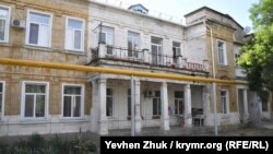 Общая длина здания около 100 метров