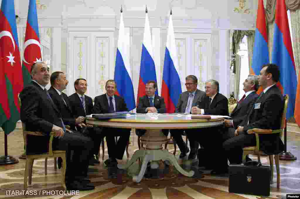 Ռուսաստան -- Հայաստանի, Ռուսաստանի եւ Ադրբեջանի նախագահների ընդլայնված կազմով հանդիպումը Կազանում, 24-ը հունիսի, 2011թ. - Russia -- Trilateral meeting of Russian, Armenian and Azerbaijani presidents in Kazan, 24Jun2011