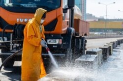 Нұр-Сұлтан қаласын дезинфекциялап жүрген адам.