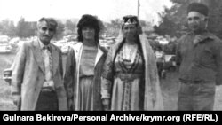 Активісти руху (зліва направо): Решат Джемілєв, Ульвіє Аблаєва, Шефіка Консул і Різа Абдуллаєв на святі Дервіза, Кримськ (1988)