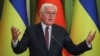 Німеччина не повинна блокувати відправку США касетних боєприпасів в Україну – Штайнмаєр