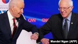 Joe Biden (solda) və Bernie Sanders koronavirusa görə dirsəkləri ilə "salamlaşırlar"