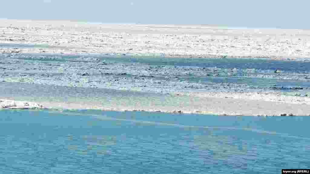 По сведениям инфоцентра &laquo;Крымский мост&raquo;, в Таманском заливе находятся неподвижные глыбы льда толщиной 10-12 см. В бухте Керчь &ndash;&nbsp;чистая вода