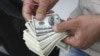 Не доверяющие национальной валюте казахстанцы стремятся скупить доллары США 