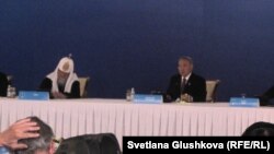 Қозоғистон президенти Нурсултон Назарбоев Жаҳон динлари пешволарининг тўртинчи қурултойида нутқ сўзламоқда, 2012 йилнинг 30 майи.
