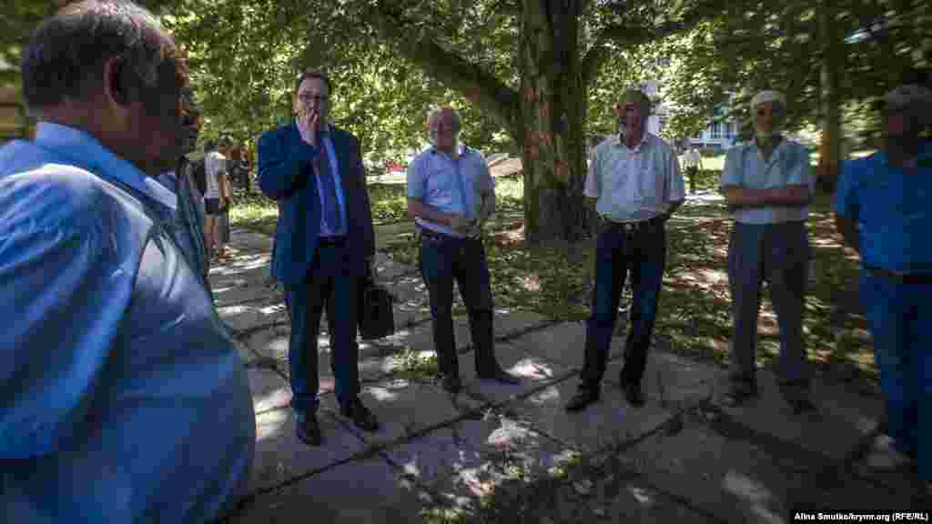 Адвокат Николай Полозов и родные одного из лидеров крымских татар Ахтема Чийгоза возле Верховного суда Крыма в Симферополе