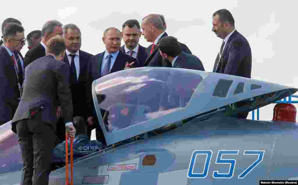 Эрдоган, по сообщениям, спросил Путина, можно ли купить истребитель Су-57. Российский лидер ответил утвердительно. «Можете купить», - цитирует Путина агентство «Интерфакс».