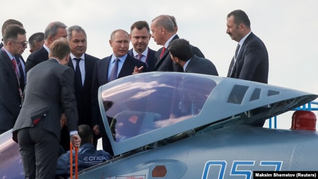 Путин менен Эрдоган «Сухой Су-57» аскер учагынын жанында. 27-август, 2019-жыл.