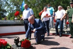 Михайло Развожаєв покладає квіти до пам'ятника загиблим в Афганістані в Сквері воїнів-інтернаціоналістів у Севастополі, 1 липня 2020 року