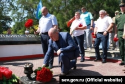 Михайло Развожаєв покладає квіти до пам'ятника загиблим в Афганістані в Сквері воїнів-інтернаціоналістів у Севастополі, 1 липня 2020 року