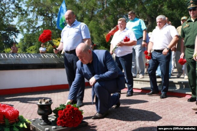 Михаил Развожаев возлагает цветы к памятнику погибшим в Афганистане в Сквере воинов-интернационалистов в Севастополе, 1 июля 2020 года