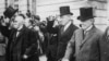 Слева направо: премьер-министр Франции Жорж Клемансо, президент США Вудро Вильсон и премьер-министр Великобритании Дэвид Ллойд Джордж во время Парижской мирной конференции, 1919 